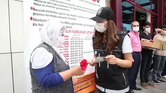 DİYARBAKIR - Hastanede görev yapan ve tedavi gören anneler unutulmadı DİYARBAKIR - Hastanede görev yapan ve tedavi gören anneler unutulmadı