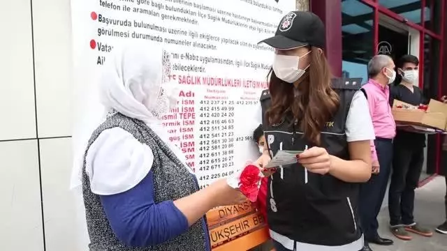 DİYARBAKIR - Hastanede görev yapan ve tedavi gören anneler unutulmadı DİYARBAKIR - Hastanede görev yapan ve tedavi gören anneler unutulmadı