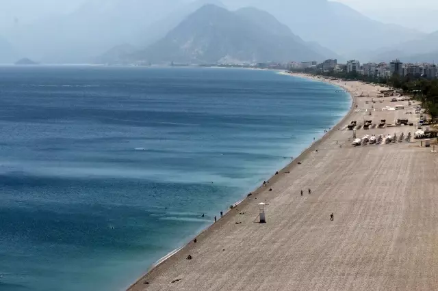 Dünyaca ünlü sahilde sokak köpeğinden turistleri şaşırtan davranış Dünyaca ünlü sahilde sokak köpeğinden turistleri şaşırtan davranış