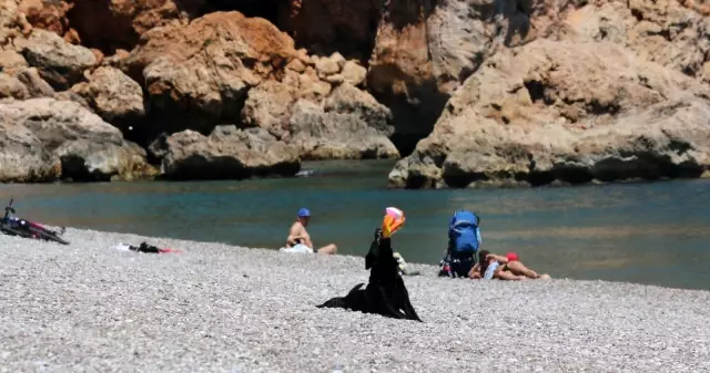 Dünyaca ünlü sahilde sokak köpeğinden turistleri şaşırtan davranış Dünyaca ünlü sahilde sokak köpeğinden turistleri şaşırtan davranış
