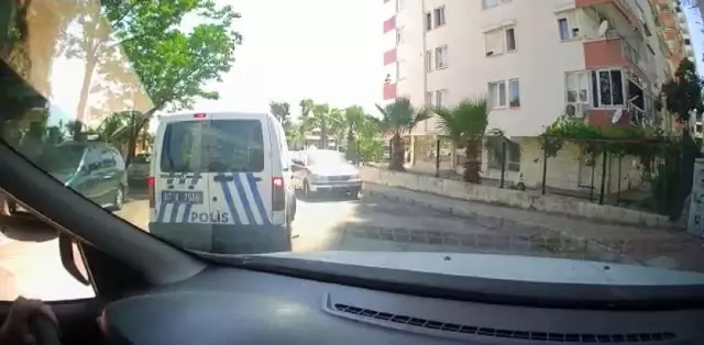 Ekip otosunu görüp kaçan çocuklara polisten şefkat anonsu Ekip otosunu görüp kaçan çocuklara polisten şefkat anonsu