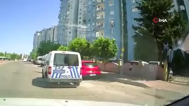 Ekip otosunu görüp kaçan çocuklara polisten şefkat anonsu Ekip otosunu görüp kaçan çocuklara polisten şefkat anonsu