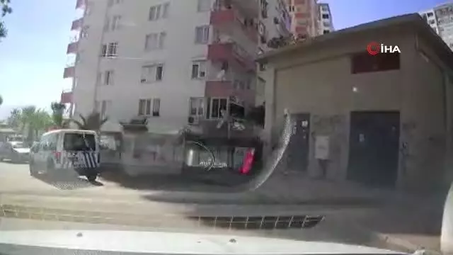 Ekip otosunu görüp kaçan çocuklara polisten şefkat anonsu Ekip otosunu görüp kaçan çocuklara polisten şefkat anonsu