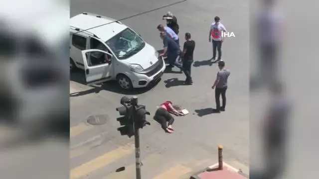Elektrikli bisikletle ticari araç çarpıştı, yaralanan 2 kardeş yerde yardım bekledi Elektrikli bisikletle ticari araç çarpıştı, yaralanan 2 kardeş yerde yardım bekledi