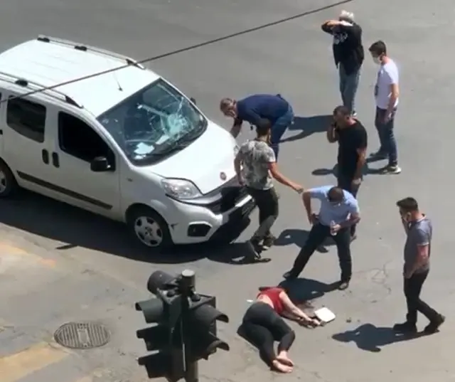Elektrikli bisikletle ticari araç çarpıştı, yaralanan 2 kardeş yerde yardım bekledi Elektrikli bisikletle ticari araç çarpıştı, yaralanan 2 kardeş yerde yardım bekledi
