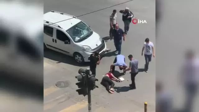 Elektrikli bisikletle ticari araç çarpıştı, yaralanan 2 kardeş yerde yardım bekledi Elektrikli bisikletle ticari araç çarpıştı, yaralanan 2 kardeş yerde yardım bekledi