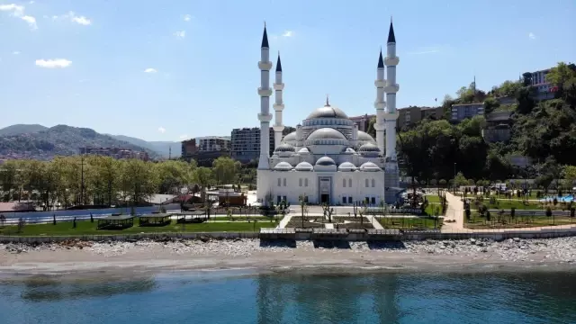 Erdoğan'ın açılışını yapacağı camiye Mescid-i Aksa figürlü Kur'an-ı Kerim hediyesi Erdoğan'ın açılışını yapacağı camiye Mescid-i Aksa figürlü Kur'an-ı Kerim hediyesi