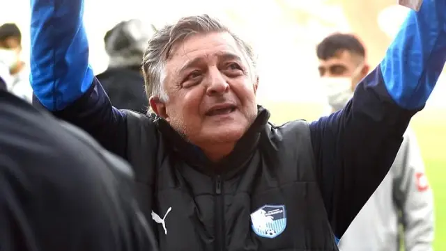 Erzurumspor gece yarısı Yılmaz Vural'ı kovdu, ayrılık açıklaması da yorumlara kapatıldı Erzurumspor gece yarısı Yılmaz Vural'ı kovdu, ayrılık açıklaması da yorumlara kapatıldı