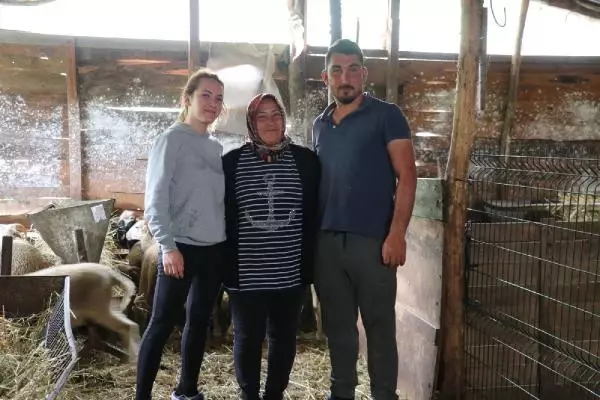 EŞİNİ KAYBEDEN ANNE, ÇOBANLIK YAPARAK KIZINI OKUTUYOR