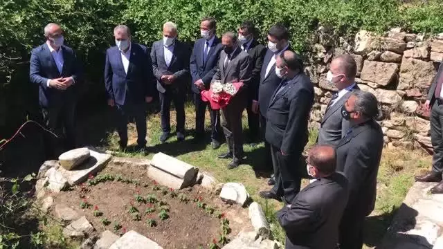 ESKİŞEHİR - BBP Genel Başkanı Mustafa Destici, Yunus Emre'yi kabri başında andı ESKİŞEHİR - BBP Genel Başkanı Mustafa Destici, Yunus Emre'yi kabri başında andı