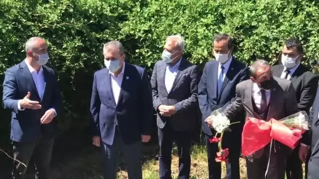 ESKİŞEHİR - BBP Genel Başkanı Mustafa Destici, Yunus Emre'yi kabri başında andı ESKİŞEHİR - BBP Genel Başkanı Mustafa Destici, Yunus Emre'yi kabri başında andı