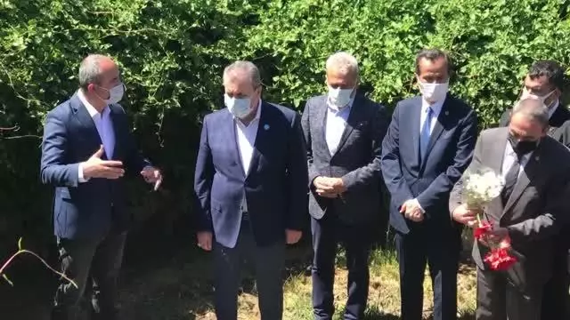 ESKİŞEHİR - BBP Genel Başkanı Mustafa Destici, Yunus Emre'yi kabri başında andı ESKİŞEHİR - BBP Genel Başkanı Mustafa Destici, Yunus Emre'yi kabri başında andı