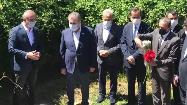 ESKİŞEHİR - BBP Genel Başkanı Mustafa Destici, Yunus Emre'yi kabri başında andı ESKİŞEHİR - BBP Genel Başkanı Mustafa Destici, Yunus Emre'yi kabri başında andı