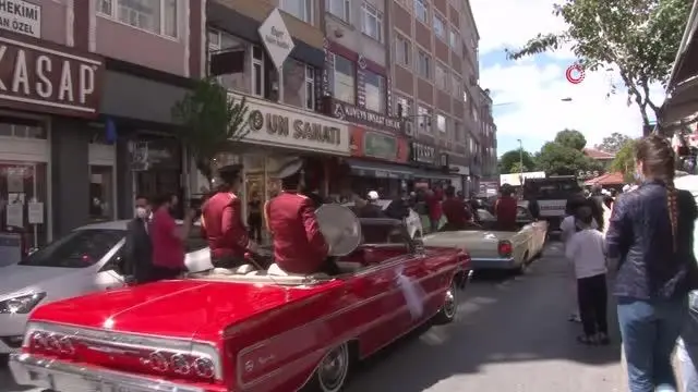 Fatih'te Anneler Günü'ne özel 15 bin çiçek dağıtıldı Fatih'te Anneler Günü'ne özel 15 bin çiçek dağıtıldı