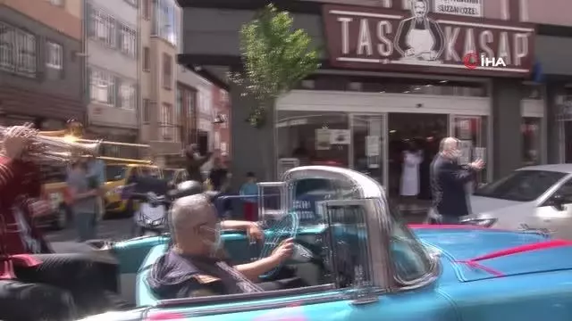 Fatih'te Anneler Günü'ne özel 15 bin çiçek dağıtıldı Fatih'te Anneler Günü'ne özel 15 bin çiçek dağıtıldı