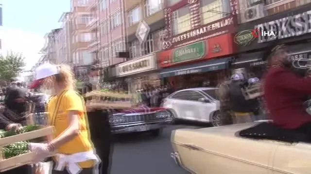 Fatih'te Anneler Günü'ne özel 15 bin çiçek dağıtıldı Fatih'te Anneler Günü'ne özel 15 bin çiçek dağıtıldı