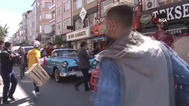 Fatih'te Anneler Günü'ne özel 15 bin çiçek dağıtıldı Fatih'te Anneler Günü'ne özel 15 bin çiçek dağıtıldı