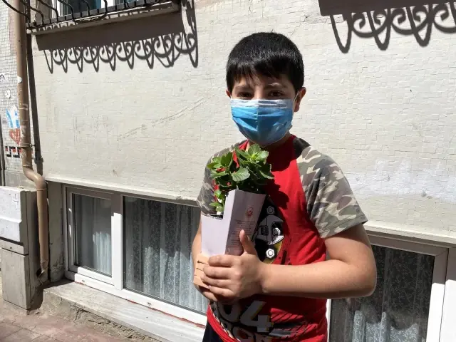 Fatih'te Anneler Günü'ne özel 15 bin çiçek dağıtıldı Fatih'te Anneler Günü'ne özel 15 bin çiçek dağıtıldı