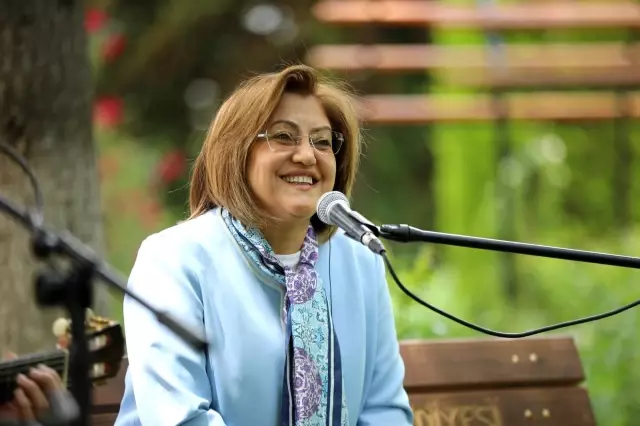 Fatma Şahin anneler için Kutsi ile düet yaptı