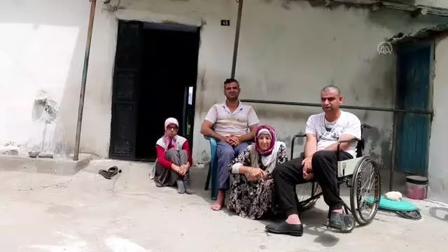Fedakar anne, bedensel engelli üç çocuğuna bebek gibi bakıyor Fedakar anne, bedensel engelli üç çocuğuna bebek gibi bakıyor