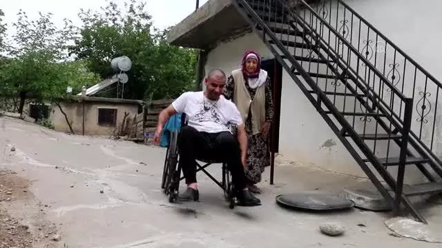 Fedakar anne, bedensel engelli üç çocuğuna bebek gibi bakıyor Fedakar anne, bedensel engelli üç çocuğuna bebek gibi bakıyor