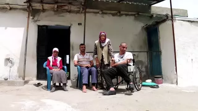 Fedakar anne, bedensel engelli üç çocuğuna bebek gibi bakıyor Fedakar anne, bedensel engelli üç çocuğuna bebek gibi bakıyor