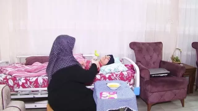 Fedakar anne Kanadı Kırık Meleği ne 41 yıldır bebek gibi bakıyor