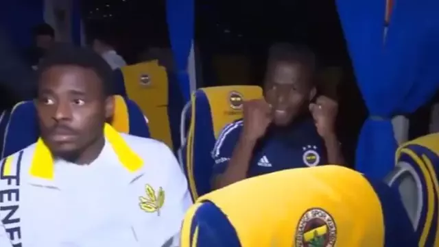 Fenerbahçeli futbolcular takım otobüsünde çılgınlar gibi sevindi! İşte o anlar Fenerbahçeli futbolcular takım otobüsünde çılgınlar gibi sevindi! İşte o anlar