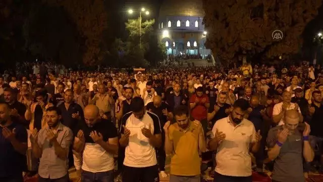 Filistinliler, Mescid-i Aksa'da Kadir Gecesini ihya etti Filistinliler, Mescid-i Aksa'da Kadir Gecesini ihya etti