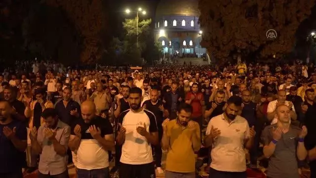 Filistinliler, Mescid-i Aksa'da Kadir Gecesini ihya etti Filistinliler, Mescid-i Aksa'da Kadir Gecesini ihya etti