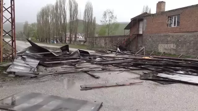 Iğdır'da fırtına maddi hasara neden oldu Iğdır'da fırtına maddi hasara neden oldu