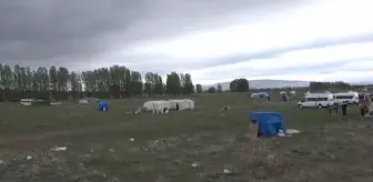 Kaymakamlık: Fırtınada çadırları zarar gören mevsimlik işçilere kaymakamlık yardım edecek Kaymakamlık: Fırtınada çadırları zarar gören mevsimlik işçilere kaymakamlık yardım edecek