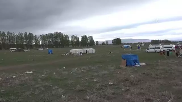 Fırtınada çadırları zarar gören mevsimlik işçilere kaymakamlık yardım edecek Fırtınada çadırları zarar gören mevsimlik işçilere kaymakamlık yardım edecek