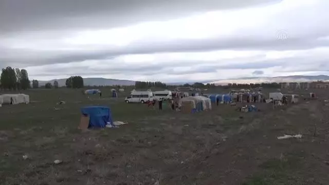 Fırtınada çadırları zarar gören mevsimlik işçilere kaymakamlık yardım edecek Fırtınada çadırları zarar gören mevsimlik işçilere kaymakamlık yardım edecek