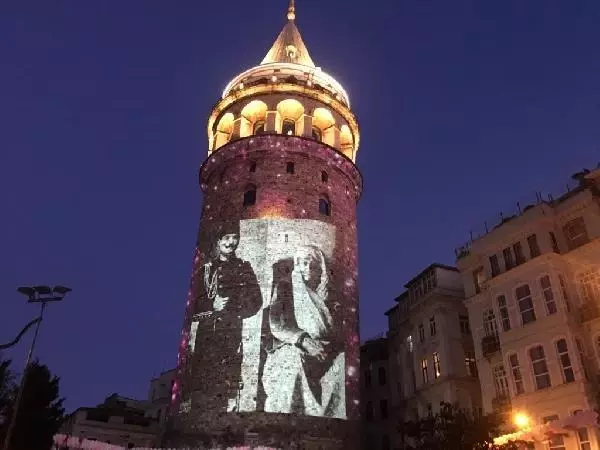 Galata Kulesi annelerin fotoğraflarıyla renklendi Galata Kulesi annelerin fotoğraflarıyla renklendi