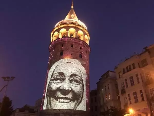 Galata Kulesi annelerin fotoğraflarıyla renklendi Galata Kulesi annelerin fotoğraflarıyla renklendi