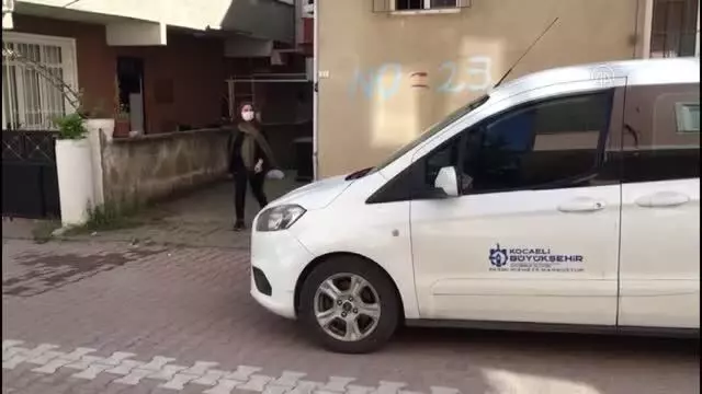 Genç kadının annesinin mezarını ziyaret etme isteği yerine getirildi Genç kadının annesinin mezarını ziyaret etme isteği yerine getirildi