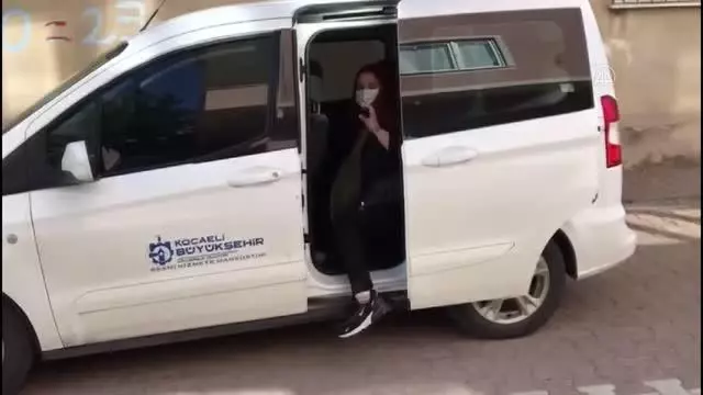 Genç kadının annesinin mezarını ziyaret etme isteği yerine getirildi Genç kadının annesinin mezarını ziyaret etme isteği yerine getirildi