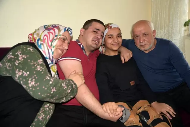 Genç kız evde bakım hizmetiyle yeniden yürümeye başladı