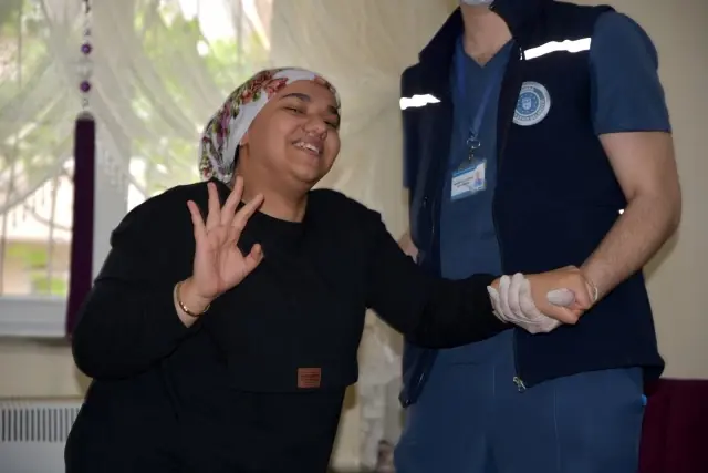 Genç kız evde bakım hizmetiyle yeniden yürümeye başladı