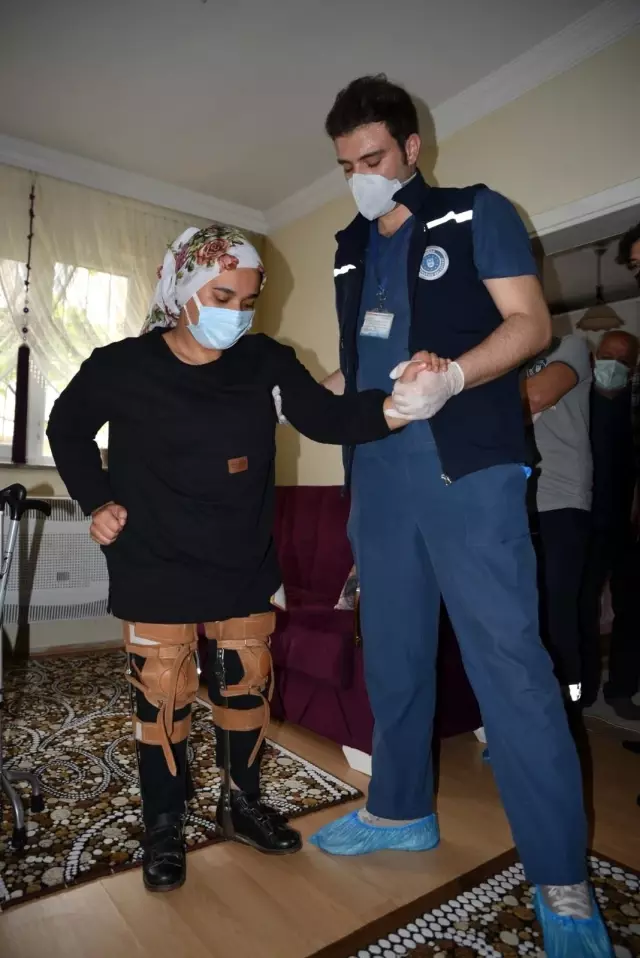 Genç kız evde bakım hizmetiyle yeniden yürümeye başladı