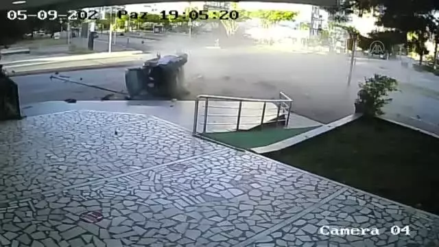 İki otomobil çarpıştı: 4 yaralı İki otomobil çarpıştı: 4 yaralı