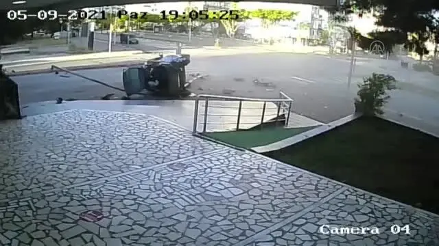 İki otomobil çarpıştı: 4 yaralı İki otomobil çarpıştı: 4 yaralı