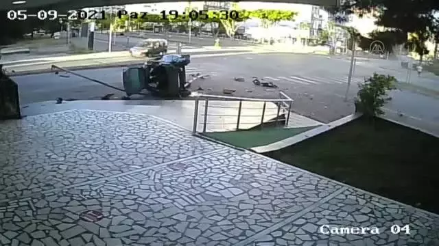 İki otomobil çarpıştı: 4 yaralı İki otomobil çarpıştı: 4 yaralı