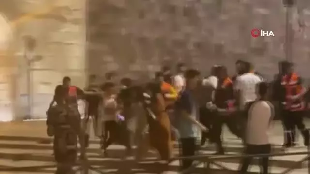 İsrail saldırıları Kadir Gecesi'nde de devam etti: 90 yaralı İsrail saldırıları Kadir Gecesi'nde de devam etti: 90 yaralı