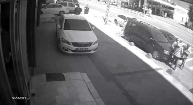 Son dakika haber: İstanbul'da motosikletli kapkaççı dehşeti kamerada Son dakika haber: İstanbul'da motosikletli kapkaççı dehşeti kamerada