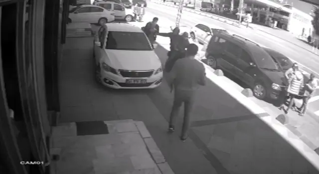 Son dakika haber: İstanbul'da motosikletli kapkaççı dehşeti kamerada Son dakika haber: İstanbul'da motosikletli kapkaççı dehşeti kamerada
