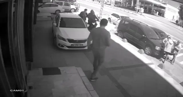 Son dakika haber: İstanbul'da motosikletli kapkaççı dehşeti kamerada Son dakika haber: İstanbul'da motosikletli kapkaççı dehşeti kamerada
