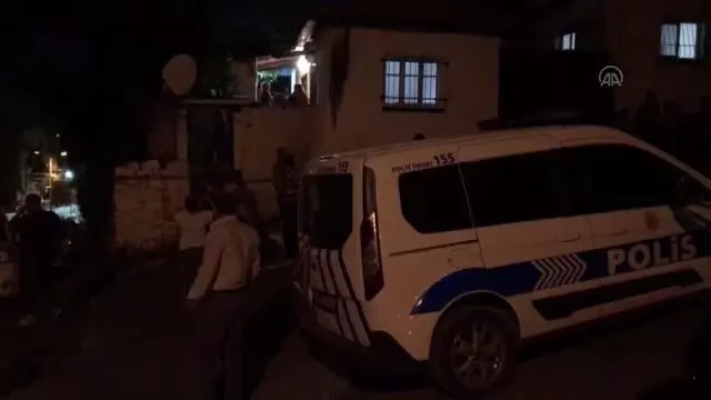 İzmir'de alacak verecek meselesinin ardından çıkan tartışmada bir eve yanıcı madde atıldı İzmir'de alacak verecek meselesinin ardından çıkan tartışmada bir eve yanıcı madde atıldı