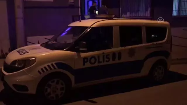 İzmir'de alacak verecek meselesinin ardından çıkan tartışmada bir eve yanıcı madde atıldı İzmir'de alacak verecek meselesinin ardından çıkan tartışmada bir eve yanıcı madde atıldı